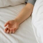 ¿Por qué se me duermen las manos al dormir? por que se duermen las manos al dormir