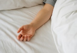 ¿Por qué se me duermen las manos al dormir?