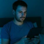 Cómo la luz azul afecta tus hormonas y el sueño Cómo la luz azul afecta tus hormonas y el sueño