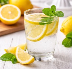 Agua con limón en ayunas