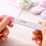 Test de embarazo línea tenue: qué significa y cuándo confirma un positivo real Test embarazo linea tenue